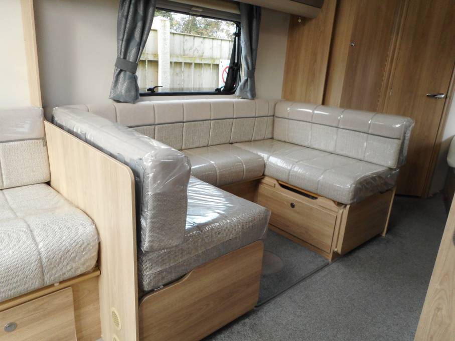 Elddis Avante 840 2018, 6 Berth, Fixed Bed, End Washroom Caravan For Sale Elddis Avante 840 2018, 6 Berth, Fixed Bed, End Washroom Caravan For Sale
