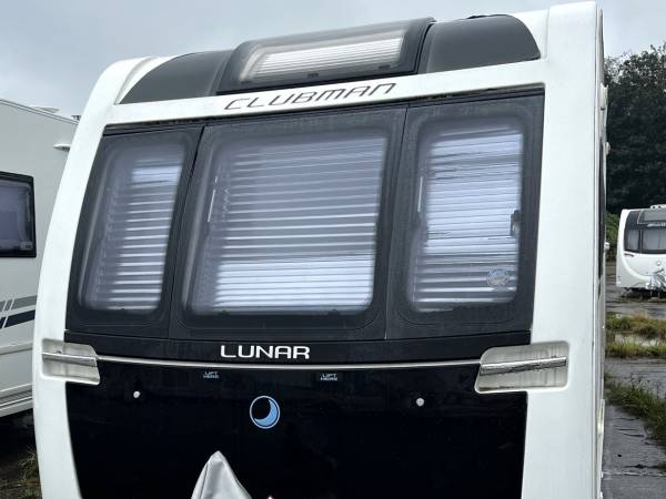 LUNAR CLUBMAN SI 2017 4 BERTH END BATHROOM ISLAND BED CARAVAN FOR SALE