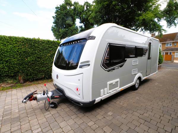 Coachman VIP Vogue 520, 3 Berth, Motor Mover, Solar Panel, ATC