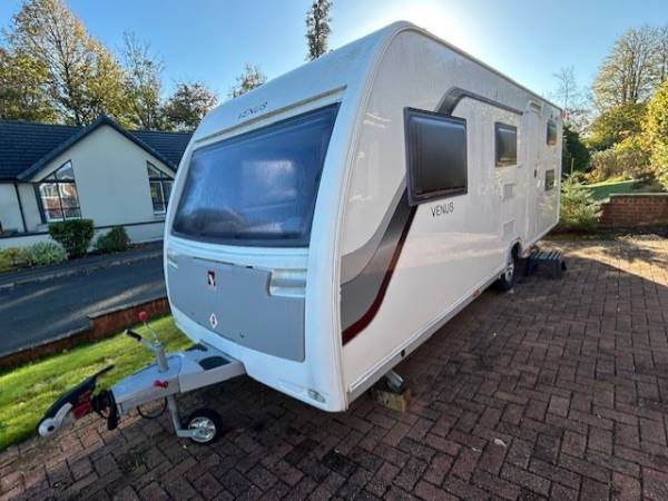 2016 LUNAR VENUS 580 6 BERTH BUNK BEDS CARAVAN